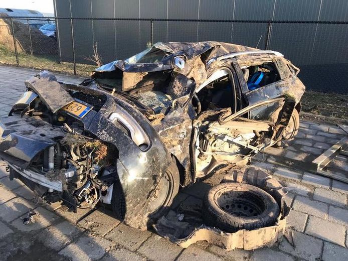 Van de Renault Mégane van het gezin bleef slechts een wrak over.