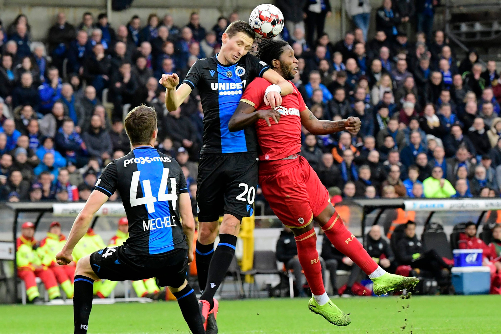 Hans Vanaken (links, Club Brugge) en Dieumerci Mbokani (Antwerp) in een stevig kopduel. Spelen zij in juni alsnog de finale van de Croky Cup op de Heizel? Beeld Photo News