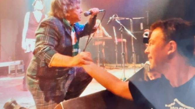 Legendarische band The Bollock Brothers herdenkt verongelukte brandweerman Andy met concert: “Z’n dood greep me enorm aan, ik moest zelfs de plaats van het ongeval zien”
