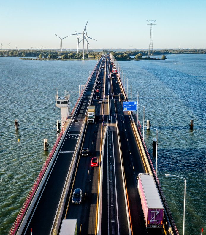 De Haringvlietbrug (A29) gezien vanaf Numansdorp.