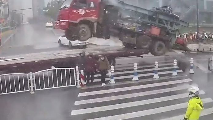 Ce transporteur a mal sécurisé son chargement.