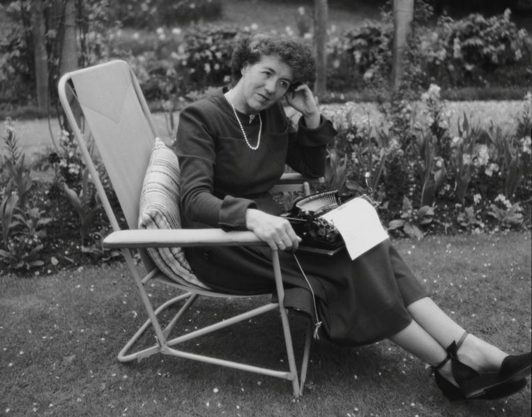 De Britse auteur Enid Blyton, hier aan het werk in de tuin van haar huis te Beaconsfield, in 1949. Beeld Getty Images
