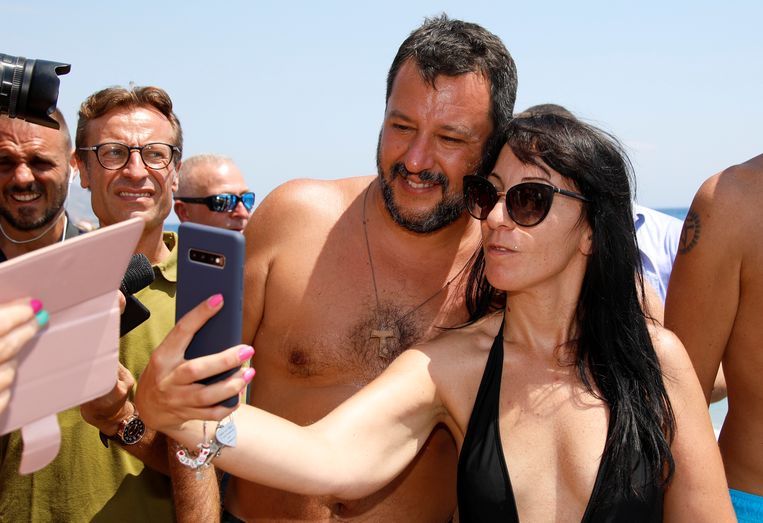 Matteo Salvini, bijgenaamd ‘Selfini’, poseert geduldig voor selfies.  Beeld REUTERS