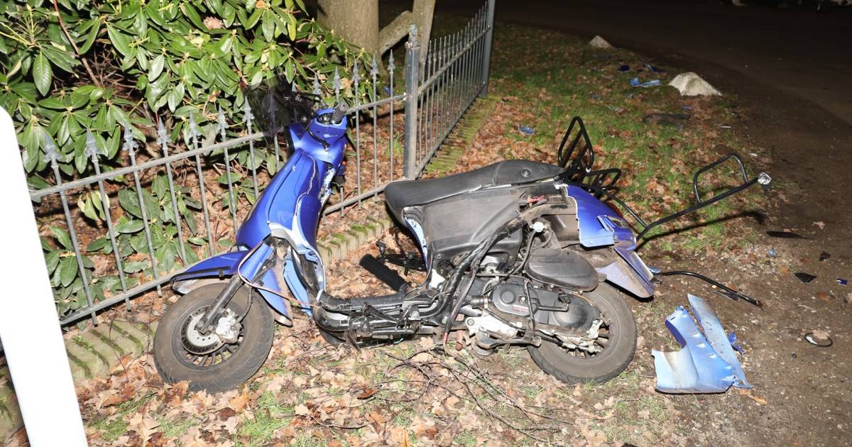 Scooterrijder gewond door aanrijding met auto in Volkel.