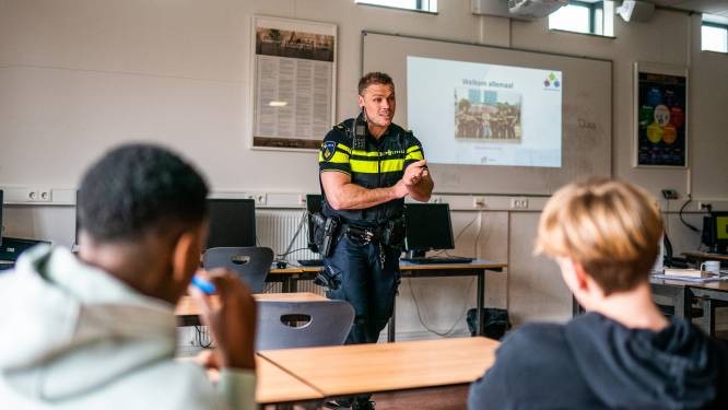 Politieagent Stef van Bureau Arnhem geeft gastles over geld: ‘Ik wil jongeren erop wijzen dat er gevaren op de loer liggen’