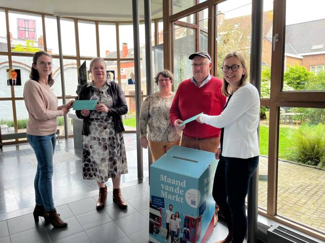 Winnaars Maand van de Markt in de bloemetjes gezet