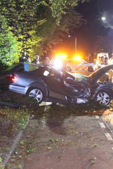 Auto vernield en bestuurder gewond bij botsing tegen boom in Lochem