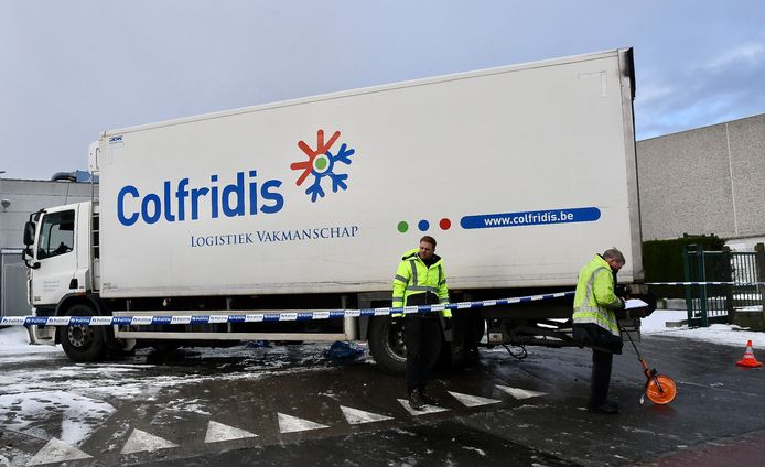 Het dodehoekongeval gebeurde langs de Roterijstraat in Sint-Eloois-Vijve, toen de vrachtwagen de parking van het bedrijf DL Chemicals opreed.