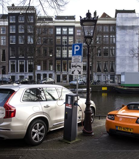Amsterdam laat laadpalen langzamer werken als stroomnetwerk druk is