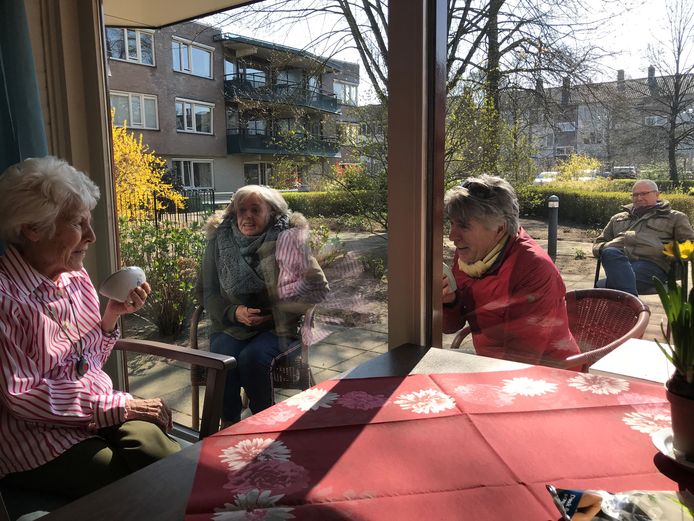 Een bewoner van een locatie van Beweging 3.0 ontvangt raamvisite tijdens de eerste coronagolf.