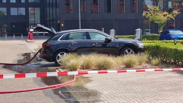 De elektrische auto aan de Hamburgerbroeklaan in Doetinchem werd met brandslangen gekoeld.