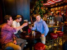 Volle dienbladen in horeca: ‘Keigezellig weer onder de mensen te zijn’