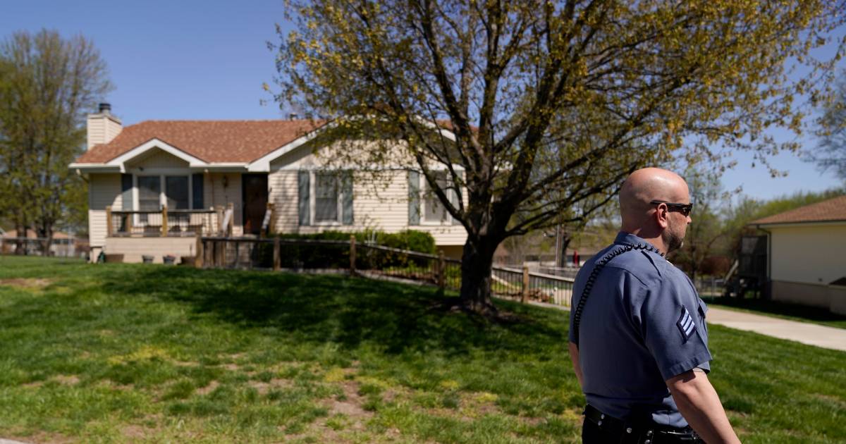 Un uomo di 85 anni è stato arrestato per aver sparato a un adolescente nero venuto a prendere i suoi fratelli dalla casa sbagliata  al di fuori