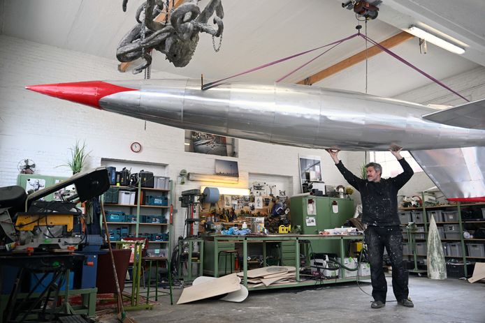 Kunstenaar Pieter Janssens moet atelier verlaten, maar bouwt nu raket ...