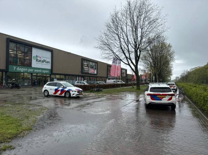 Politie met drie wagens naar kringloopwinkel na melding steekincident Apeldoorn