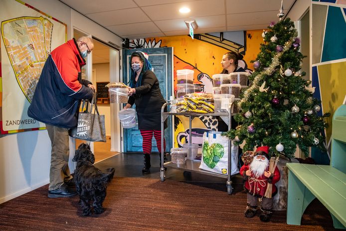 Henk Hartman haalt, samen met zijn hondje, zijn diervoeding op bij de dierenvoedselbank in Bij de Halte.