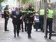 Jan van Zanen spreekt met de politie na de steekpartij in de Albert Heijn in Den Haag dinsdag.