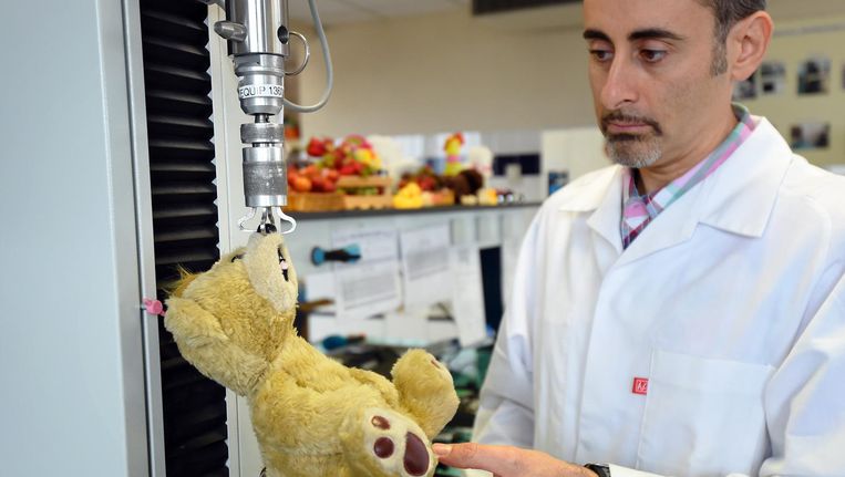 Een teddybeer wordt getest in een laboratorium in Marseille, als onderdeel van een testcampagne voor speelgoedveiligheid. Beeld afp