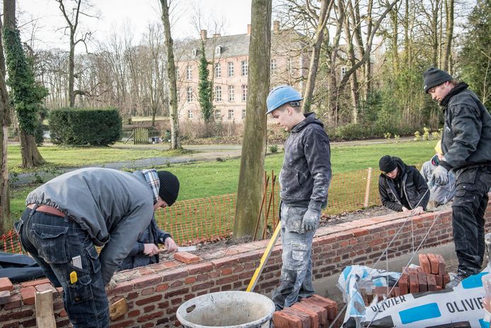 Leerlingen VTI helpen mee metsen.