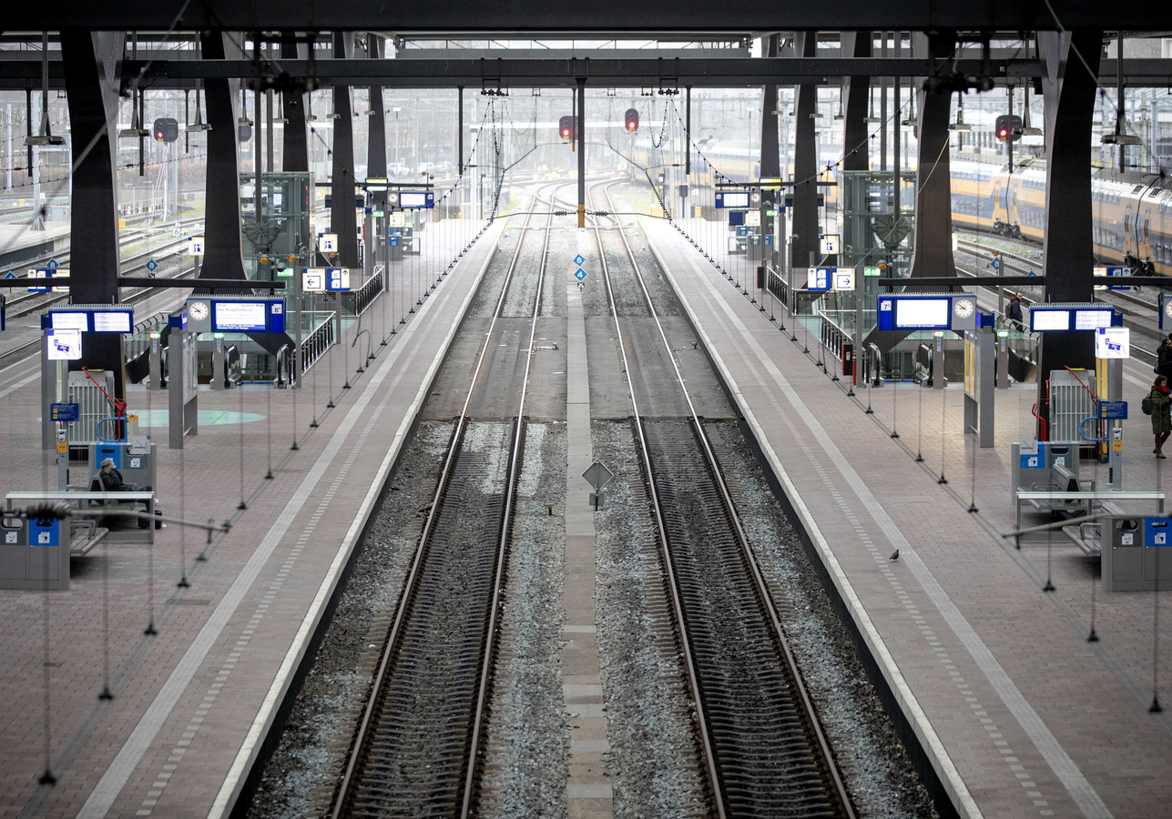 2020-03-19 08:51:59 ROTTERDAM - Het Centraal Station in Rotterdam is uitgestorven vanwege het nieuwe coronavirus. ANP SEM VAN DER WAL