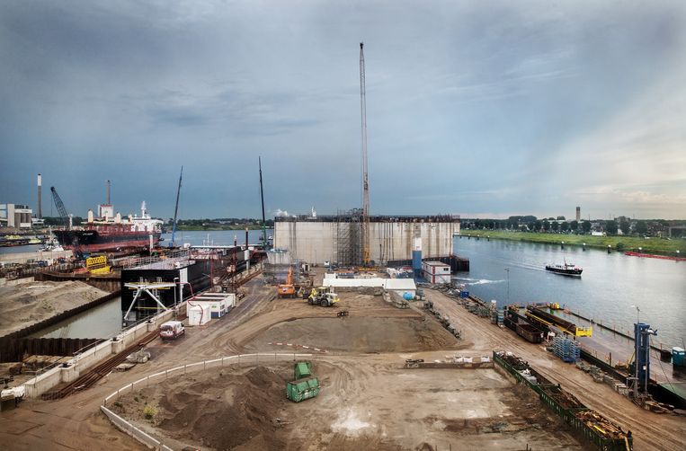 Het bouwterrein van de aanleg van de nieuwe zeesluis van IJmuiden gezien vanuit het sluiswachterhuis. Beeld Jean-Pierre Jans