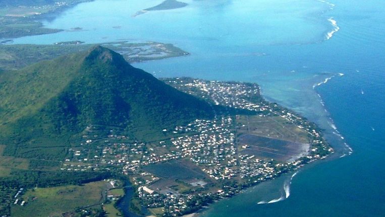 Onderzoekers kwamen het oercontinentje op het spoor aan de hand van 3 miljard jaar oude kristallen die onder het eiland Mauritius (afgebeeld) liggen. Beeld Shardan/Wikimedia Commons