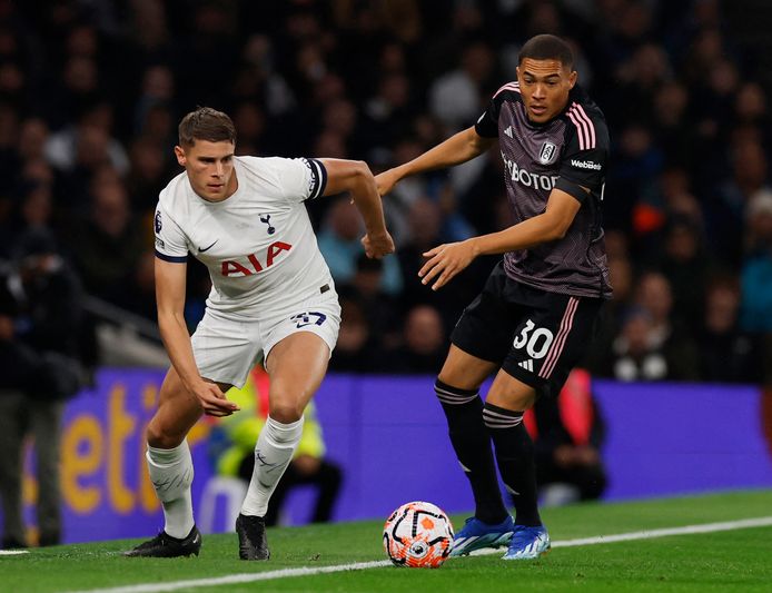 Micky van de Ven (l) in duel met Fulham-speler Carlos Vinicius.