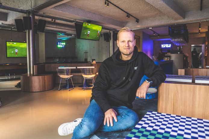 Olivier Deschacht in zijn sportsbar 'Vici'