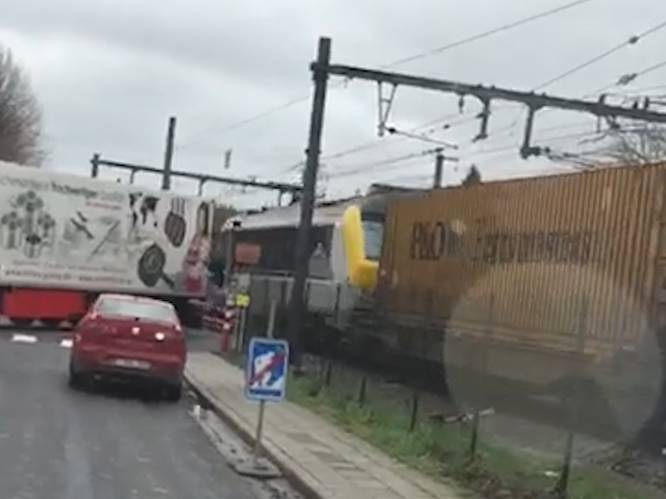 VIDEO. Hallucinant: goederentrein mist op een haar na truck die vastgereden is op overweg