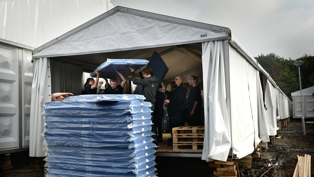 Matrassen worden bij de paviljoens gebracht in Heumensoord. Beeld Marcel van den Bergh/de Volkskrant