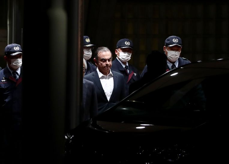 Carlos Ghosn verlaat in april de gevangenis, nadat hij op borgtocht is vrijgelaten. Hij ontsnapte dit weekeinde uit zijn huisarrest. Beeld AFP