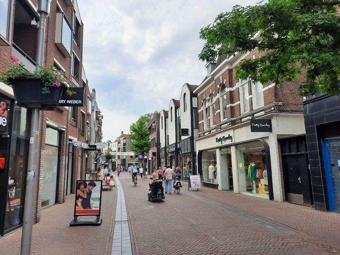 De Hoofdstraat in Apeldoorn is voetgangersgebied, maar volgens lezer Frits Piekema handhaaft de gemeente dat niet.