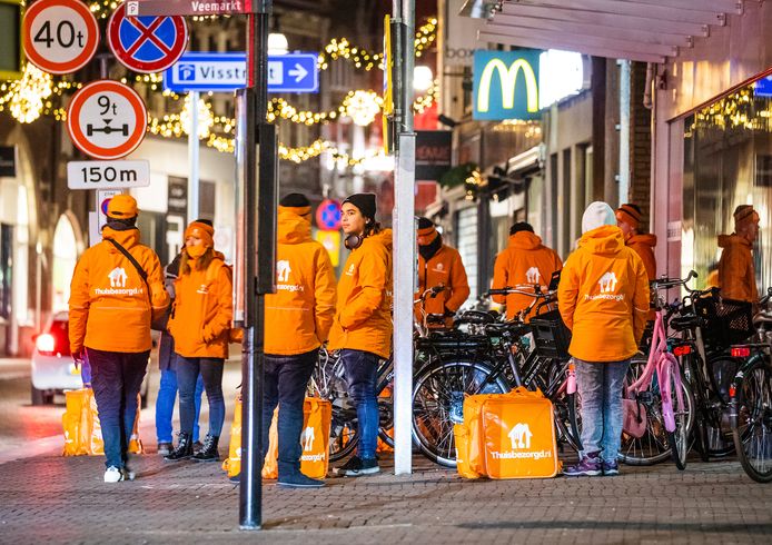Thuisbezorgd-medewerkers voor de McDonald's in de binnenstad van Dordrecht.