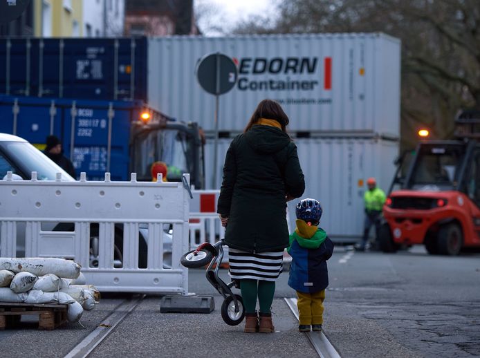 Een muur van containers wordt opgebouwd in Dortmund om huizen te beschermen tegen de WOII-bommen.
