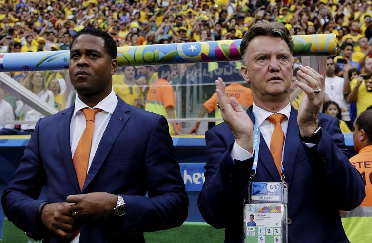 2014, Van Gaal en assistent Patrick Kluivert op het WK in Brazilië. Beeld EPA