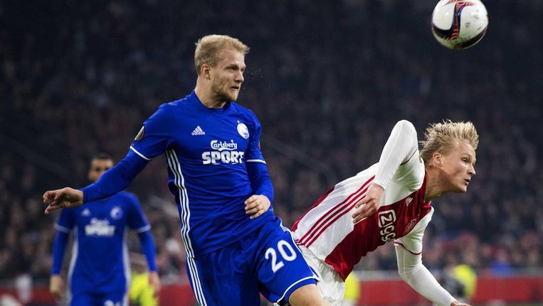Kasper Dolberg van Ajax in duel met Nicolai Boilesen van FC Kopenhagen. Ajax wint met 2-0 in de Europa League tegen FC Kopenhagen. Beeld anp