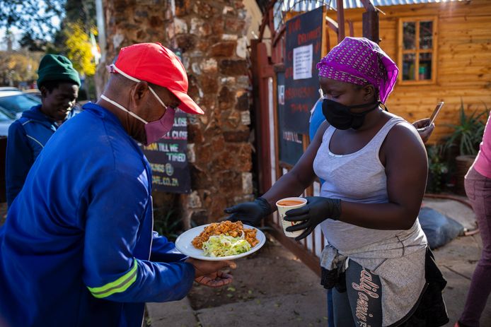 Een voedselbedeling in Zuid-Afrika met mondmasker.