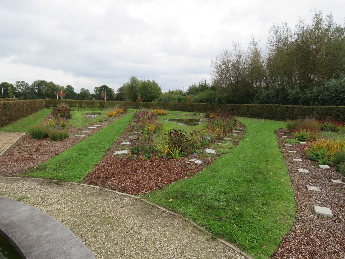 De grafperken hebben de vorm van bloemblaadjes en liggen rond het vijvertje die het hart van de bloem vormt.