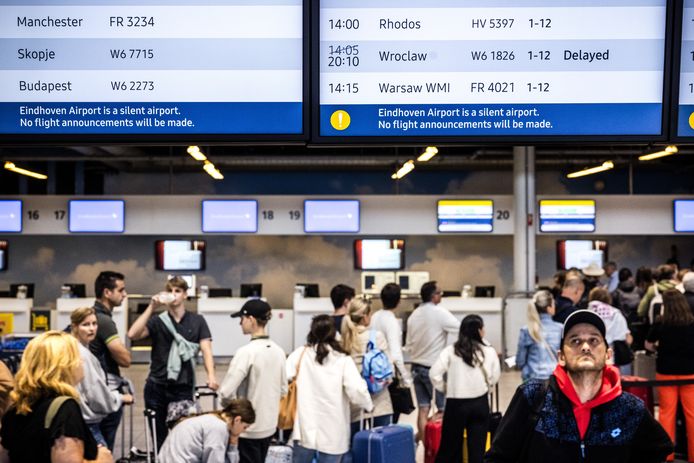 Passagiers in de aankomst- en vertrekhal op Eindhoven Airport.