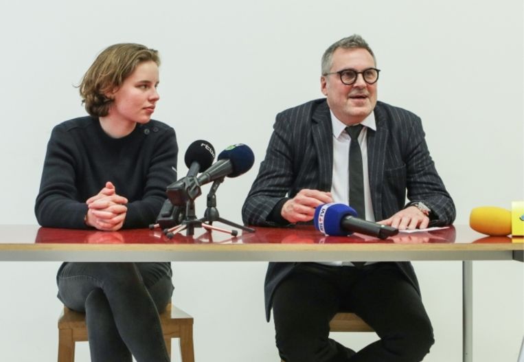‘Het klimaatplan van Youth for Climate is geen menukaart waar men zomaar wat dingen kan uitpikken. Er is een integrale aanpak nodig.’ (Foto: Van Broeck naast Anuna De Wever.) Beeld 
