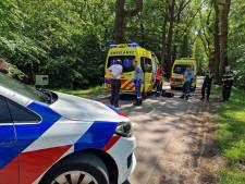Fietser gewond na val in Vaassen, arts van traumahelikopter biedt hulp