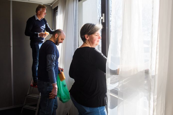 Vrijwilligers maken het stadhuis in Oosterhout schoon voor vluchtelingen. Burgemeester Mark Buijs helpt ook mee, net als Marieke en Richard Wertz.