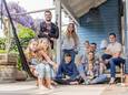 De familie Geerts met vlnr de tweeling Suus en Saar, Jim, Julia, Guus, Jet, Maarten en Annemarie, Lot, Sam op de veranda bij hun huis.