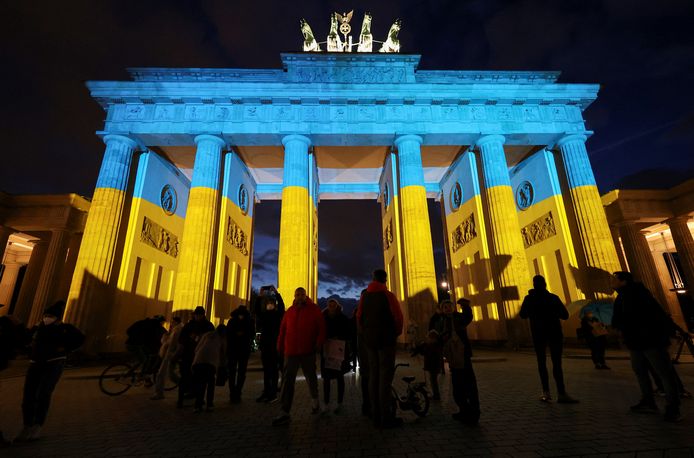 De Brandenburger Tor in Berlijn verlicht in de kleuren van de Oekraïense vlag.