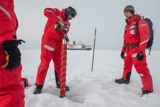 De eerste groep onderzoekers van de MOSAiC-expeditie examineert de ijsschots