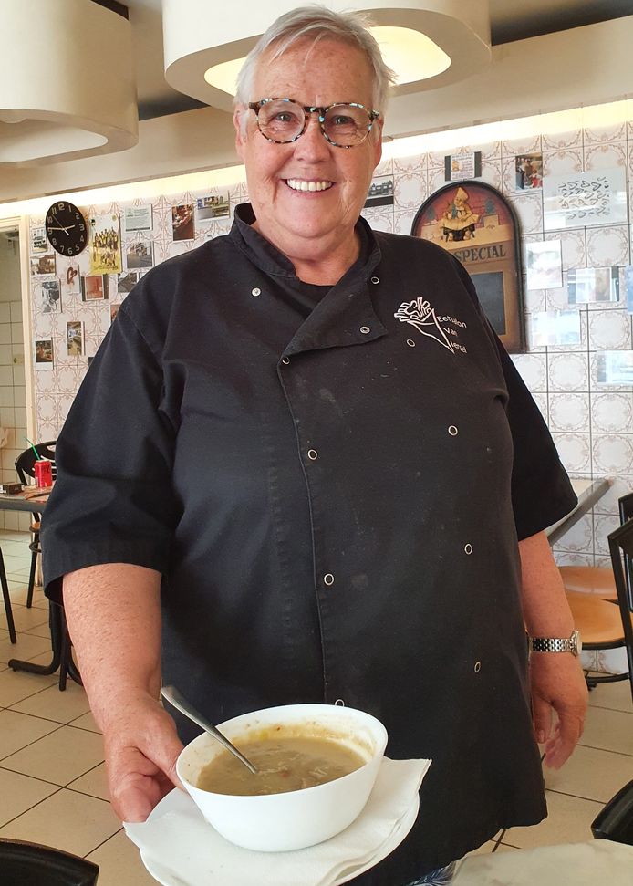 Moeder Ria (66) met de befaamde frikandellensoep.