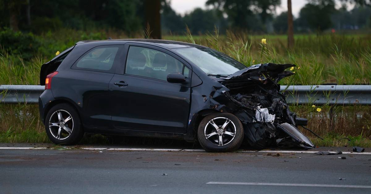 Ongeluk op A50 met auto en motor: snelweg dicht.