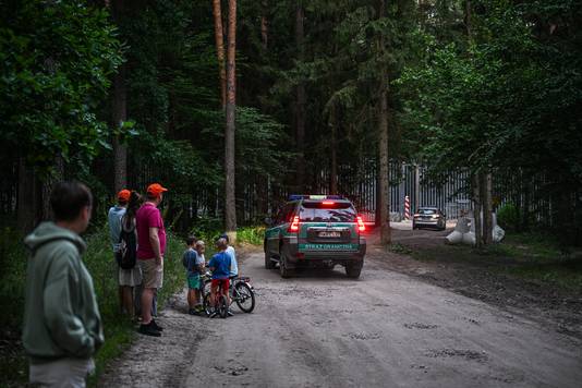 Een familie bekijkt de antitank-obstakels aan de Poolse grens met Wit-Rusland bij Bialowieza, waar ook al een metalen grenshek werd geplaatst.