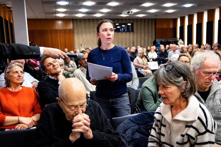 Een buurtbijeenkomst in de RAI over de mogelijke komst van het erotisch centrum in stadsdeel Zuid. Beeld Ramon van Flymen