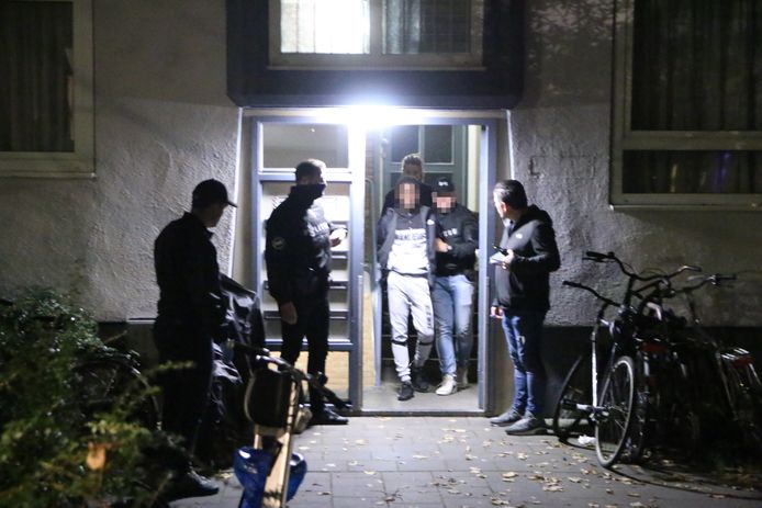 Bij de inval van het arrestatieteam zijn meerdere personen gearresteerd en geblinddoekt afgevoerd.
